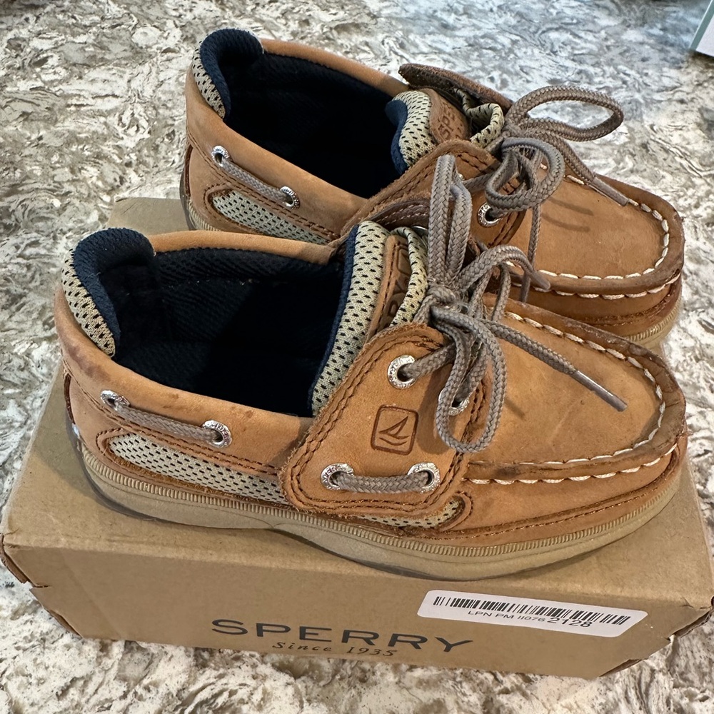 Boys Sperry top slider size 9
